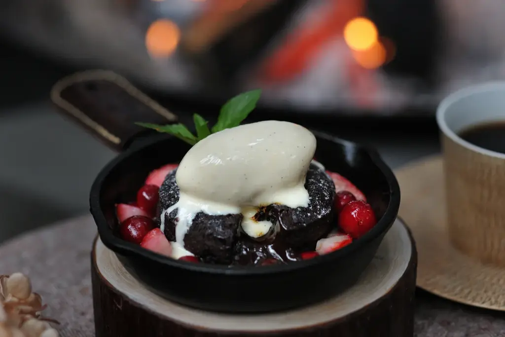 【星のや富士】静寂な冬の森に“屋外こたつ”が登場。炎に集い、五感を澄ます「冬グランピング」今冬も開催 画像 5