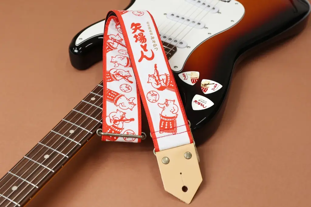 10/15発売｜矢場とん「ぶーちゃん」ギターストラップ＆ピック