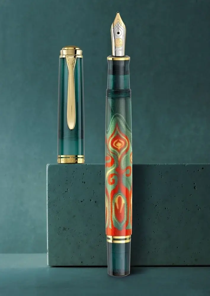 ドイツの高級筆記具ブランド【ペリカン】ドイツ本社のアーカイブに保存されたポスターアートにオマージュを捧げた特別生産品万年筆「M600 Art Collection ルディ・ローザ」が10月中旬発売。 画像 2