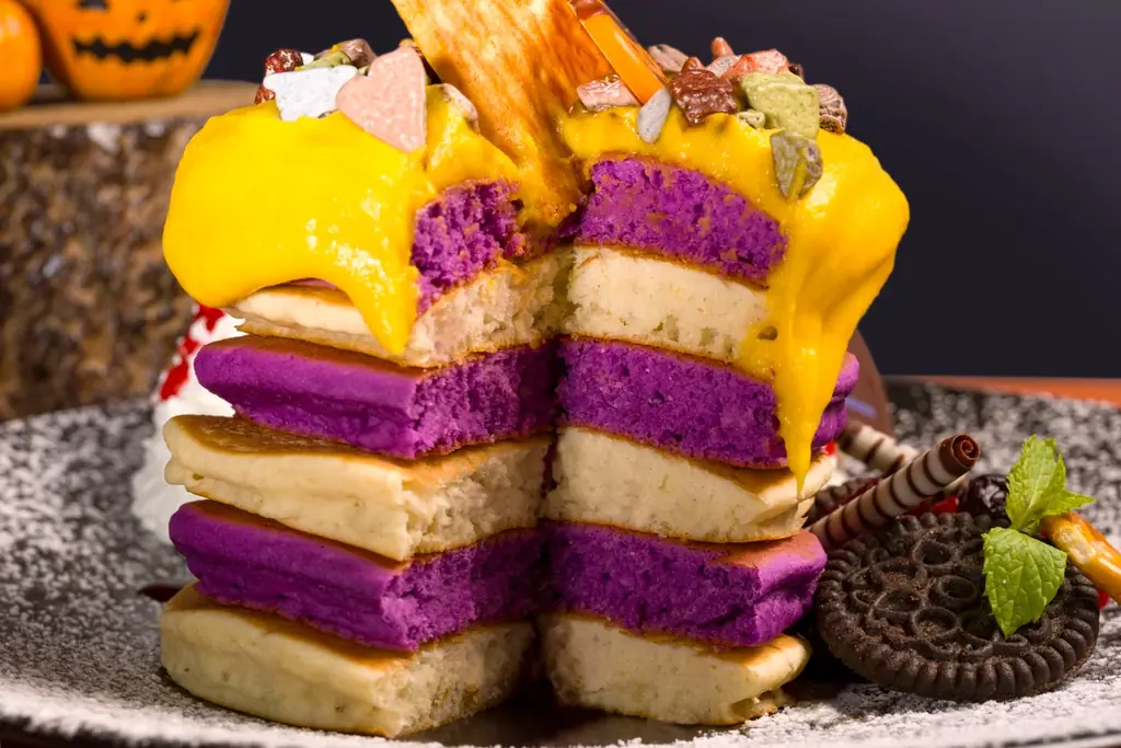 【Eggs ’n Things】ハロウィンをカラフルに彩る限定パンケーキが登場！「ハロウィンナイトパンケーキ」10月16日（木）～10月31日（金） 画像 3