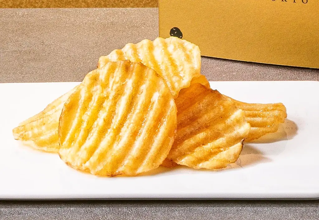 【Calbee＋×東京ばな奈】トリュフの魅惑的な香りに包まれる秋冬限定『トリュフ香るクリームソース味』新登場！東京駅限定の進化系ポテトチップス「じゃがボルダ」 画像 2