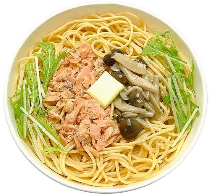 “秋を感じる”具材のおいしい組み合わせ！「道産秋鮭ときのこのパスタ（バター醤油味）」 10月15日（水）より発売 画像 1