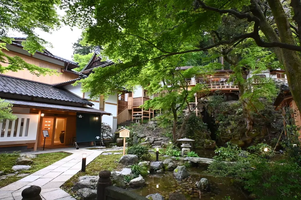 【加賀依緑園】秋の山中温泉に映える月替わり工芸展。九谷焼の艶めき『工藤 完子 展-女神たち-』（開催中）／ガラスのきらめき『塚原 梢 展』（11月7日～）を開催 画像 15