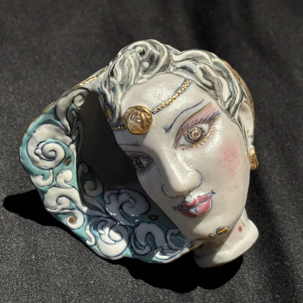 【加賀依緑園】秋の山中温泉に映える月替わり工芸展。九谷焼の艶めき『工藤 完子 展-女神たち-』（開催中）／ガラスのきらめき『塚原 梢 展』（11月7日～）を開催 画像 4