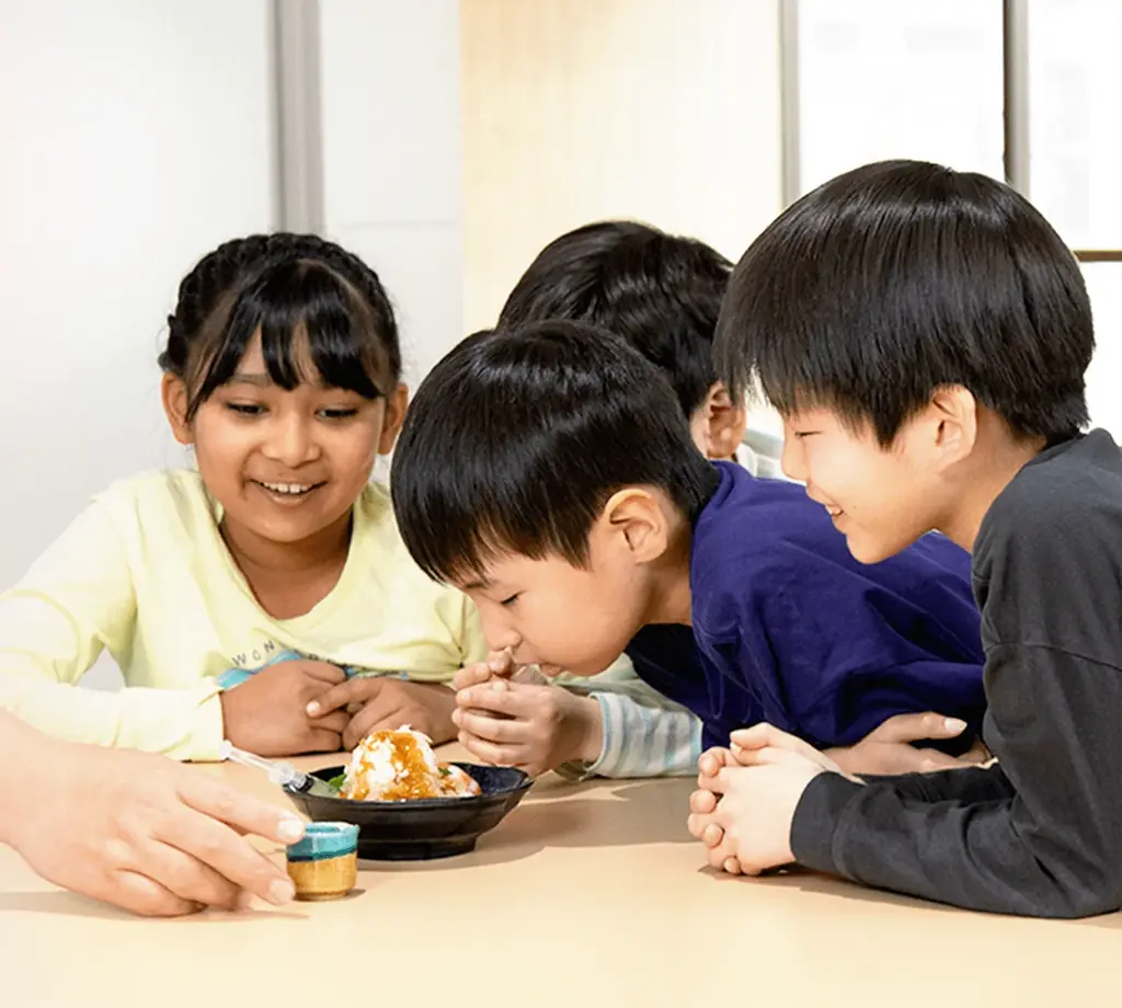 日本初のうどんチェーン店「自家製麺 杵屋」を運営するグルメ杵屋「ファミリーから大人まで楽しめる食育プログラム」として『杵屋 うどん打ち教室』をスタート！ 画像 4