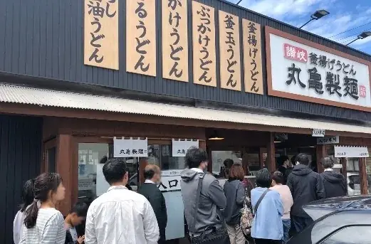 ≪全国すべての店に麺職人がいる≫　麺職人が打つ手づくり・打ち立てのうどんおいしさをひと口で実感　今年も「ひと口醤油うどん」お配りいたします 画像 3