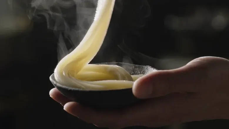 ≪全国すべての店に麺職人がいる≫　麺職人が打つ手づくり・打ち立てのうどんおいしさをひと口で実感　今年も「ひと口醤油うどん」お配りいたします 画像 6