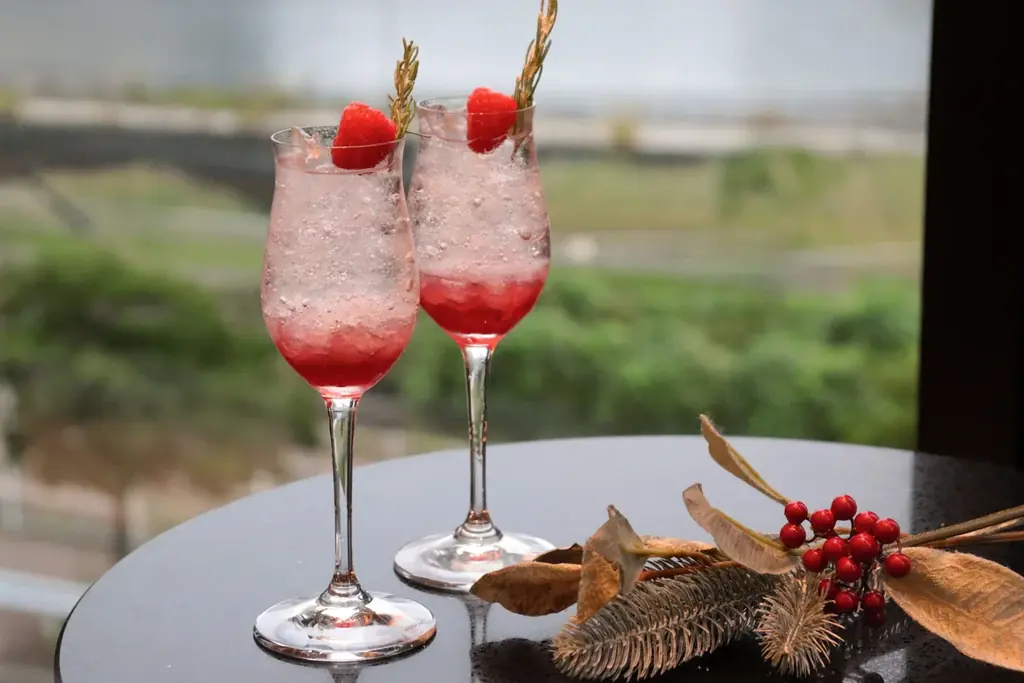 【ヒルトン横浜】冬のアフタヌーンティー『赤い果実とホワイトチョコのハーモニー』を提供 画像 2