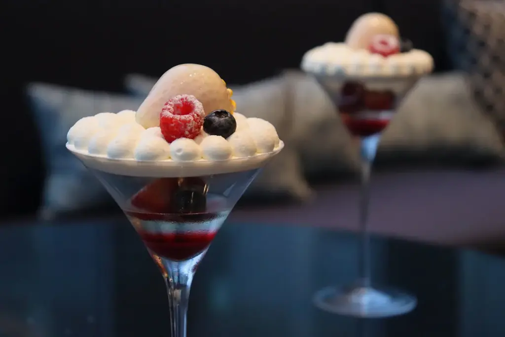 【ヒルトン横浜】冬のアフタヌーンティー『赤い果実とホワイトチョコのハーモニー』を提供 画像 3