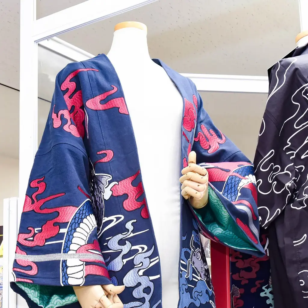 『ガールズバンドクライ』より、「傍若無人」の「羽織(刺繍 ver.)ブレスレット付き」「シャツ」「イヤリング」が登場。あみあみにて、予約受付中。 画像 26