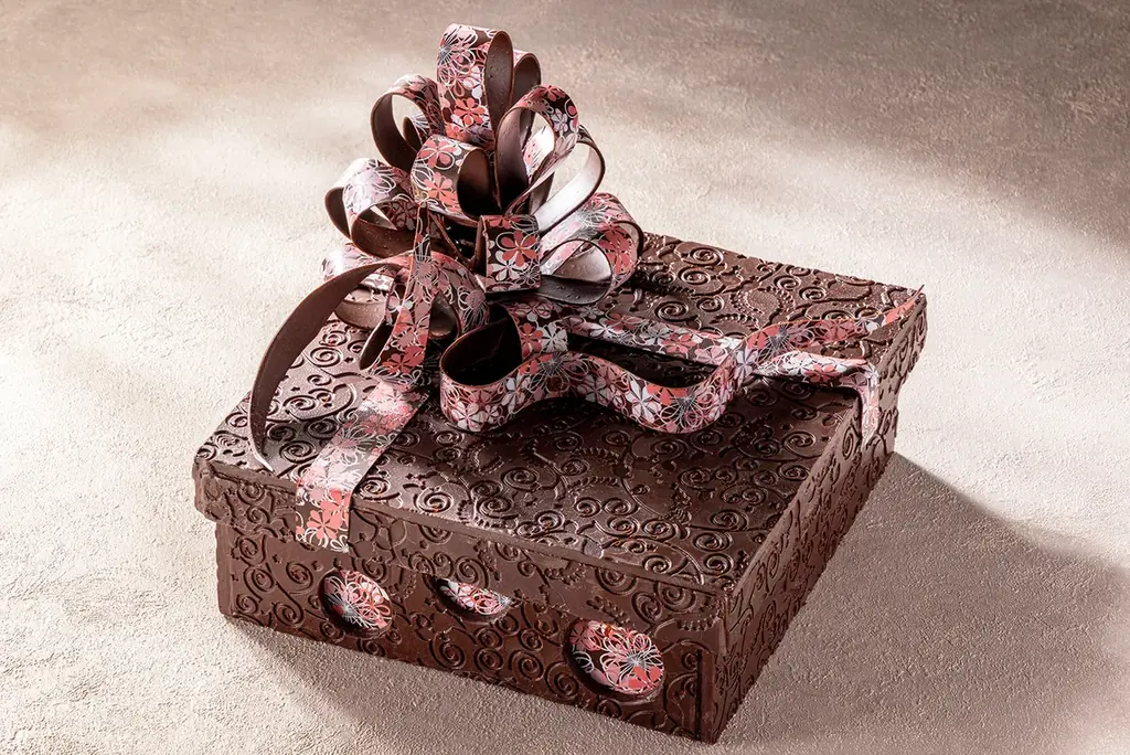 ヒルトン東京お台場 クリスマスケーキ2025　希少ないちごや冬育ちのマンゴーを使用した5万円の“至高のケーキ”をはじめ全4種を販売 画像 2