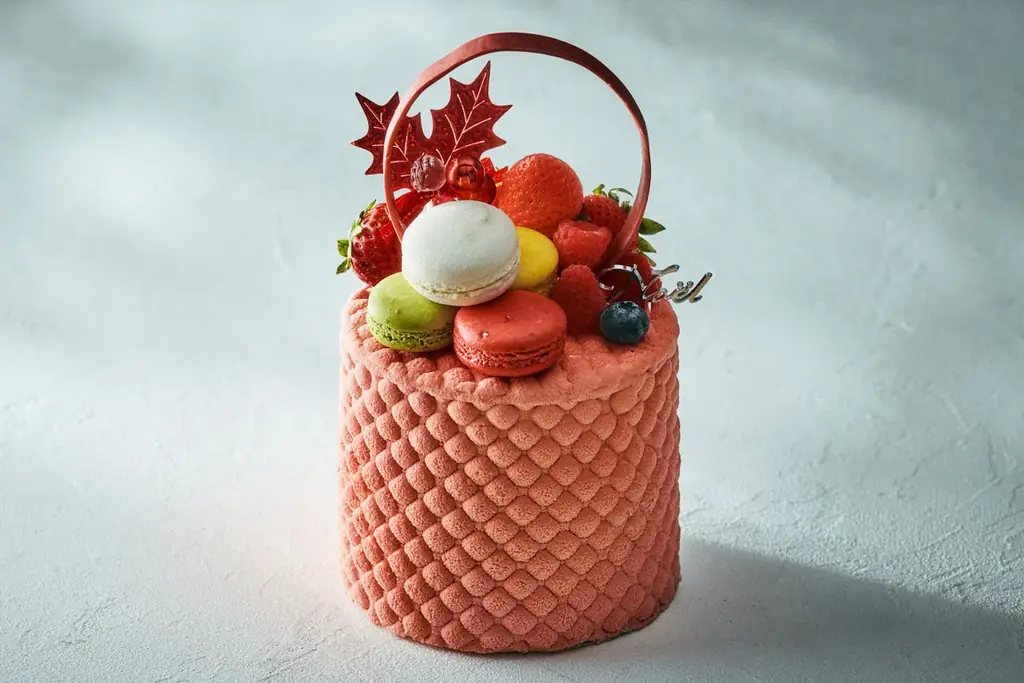 ヒルトン東京お台場 クリスマスケーキ2025　希少ないちごや冬育ちのマンゴーを使用した5万円の“至高のケーキ”をはじめ全4種を販売 画像 6