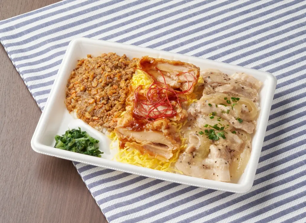 【中国地方限定】RCCラジオの人気番組「ごぜん様さま」コラボ商品第3弾「いただきマッスル！3種の肉盛り弁当」などおむすび、スイーツ3種類を10月14日（火）より発売！ 画像 2