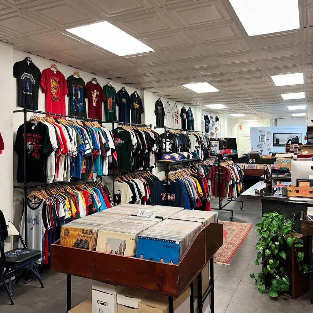 【HMV record shop】アメリカ・オーランドにある「Foundation Records」のヴィンテージTシャツポップアップを東京・渋谷にて開催決定！10月30日(木)より期間限定で展示販売 画像 3