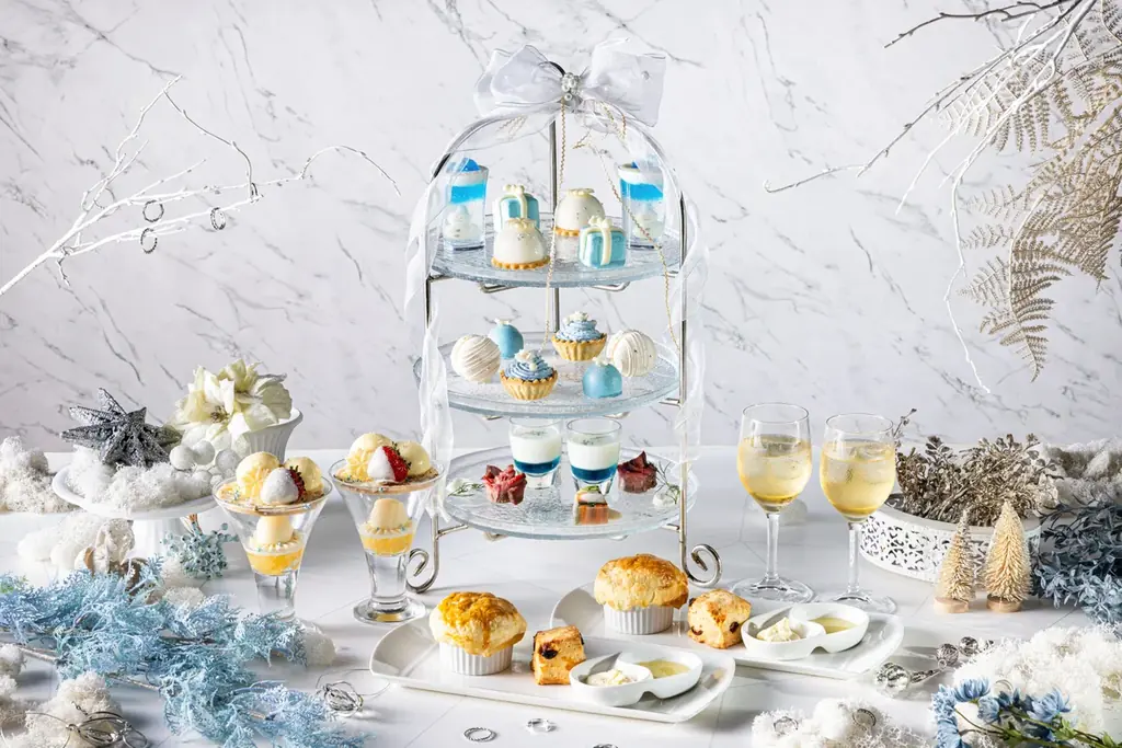 【新宿プリンスホテル】幸せを紡ぐブルーの煌めきと聖夜の贈り物「Jewel Blue クリスマスアフタヌーンティー」を販売 画像 1