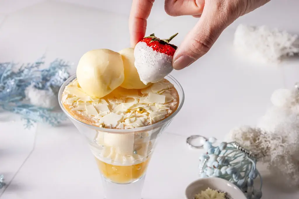 【新宿プリンスホテル】幸せを紡ぐブルーの煌めきと聖夜の贈り物「Jewel Blue クリスマスアフタヌーンティー」を販売 画像 2