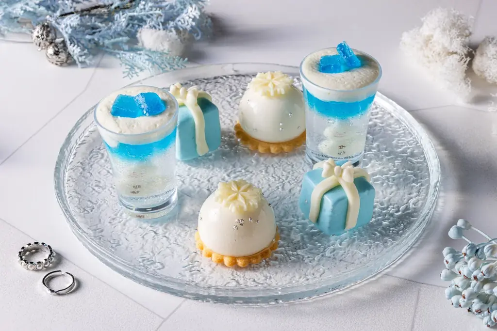 【新宿プリンスホテル】幸せを紡ぐブルーの煌めきと聖夜の贈り物「Jewel Blue クリスマスアフタヌーンティー」を販売 画像 5