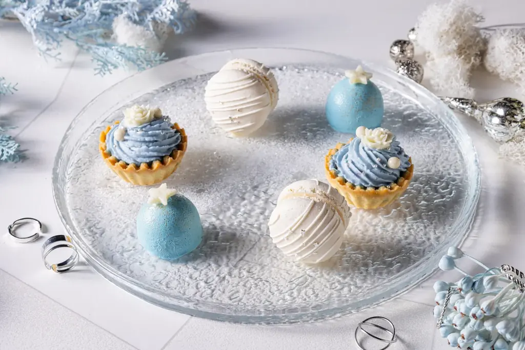 【新宿プリンスホテル】幸せを紡ぐブルーの煌めきと聖夜の贈り物「Jewel Blue クリスマスアフタヌーンティー」を販売 画像 6