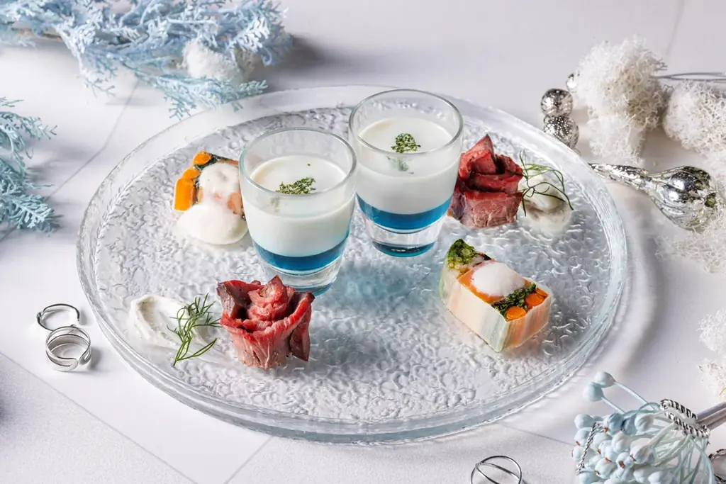 【新宿プリンスホテル】幸せを紡ぐブルーの煌めきと聖夜の贈り物「Jewel Blue クリスマスアフタヌーンティー」を販売 画像 7