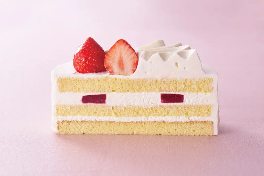 【早割特典あります】創業76年の確かな技術で、王道なのに特別な「苺×クリーム」のケーキをご用意。新作「もりもとスペシャリティ」は雪国の物語を一口に込めたクリスマスケーキとしてお届けします。 画像 11