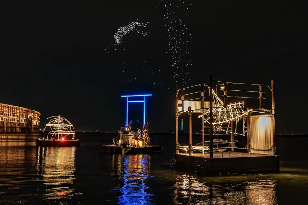 大阪万博で見る水上の光る鳥居、夜間展示の全貌