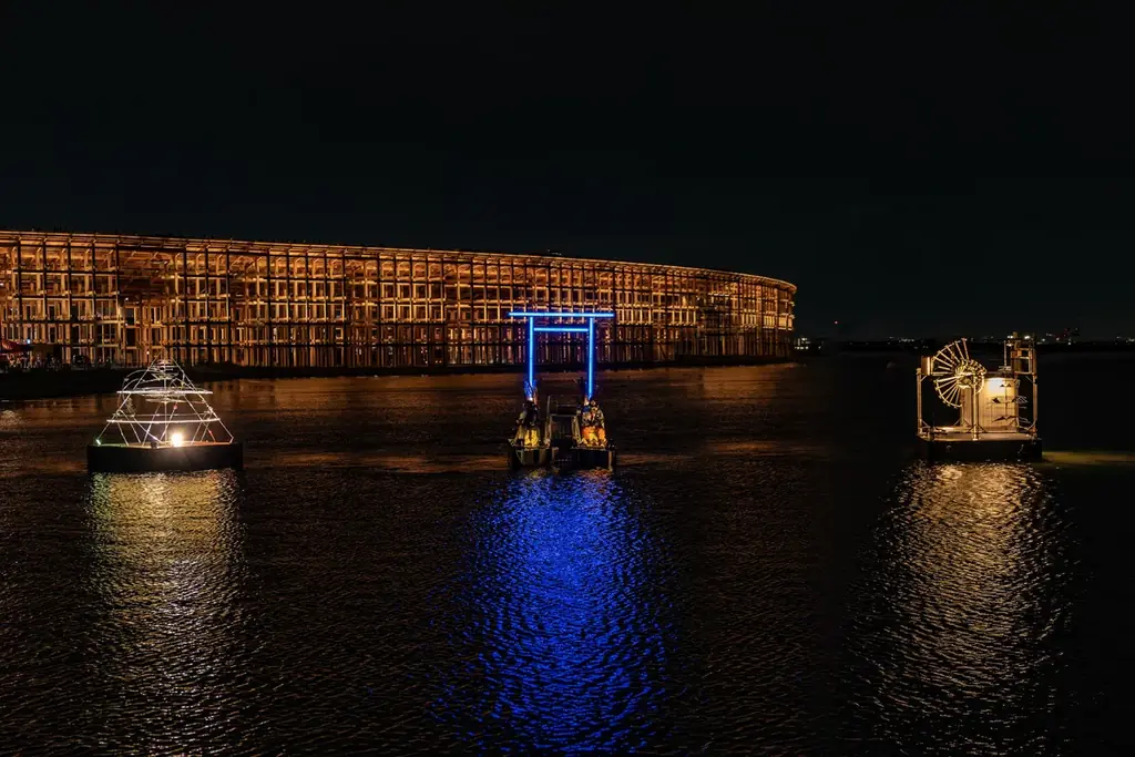 大阪・関西万博会場に​浮かぶ、​光る​鳥居の​正体は。​人と​宇宙の​調和を​表現した​水上の​空間彫刻作品群が​10月12日まで​展示中 画像 2