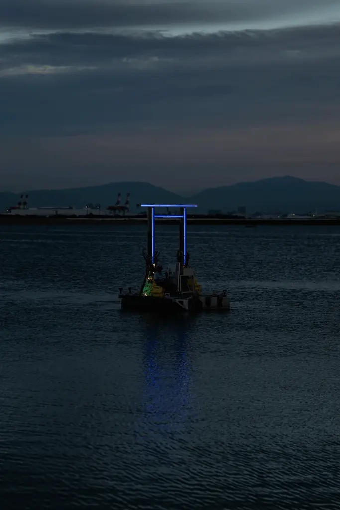 大阪・関西万博会場に​浮かぶ、​光る​鳥居の​正体は。​人と​宇宙の​調和を​表現した​水上の​空間彫刻作品群が​10月12日まで​展示中 画像 3