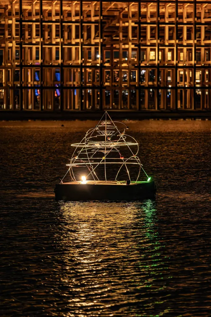 大阪・関西万博会場に​浮かぶ、​光る​鳥居の​正体は。​人と​宇宙の​調和を​表現した​水上の​空間彫刻作品群が​10月12日まで​展示中 画像 5