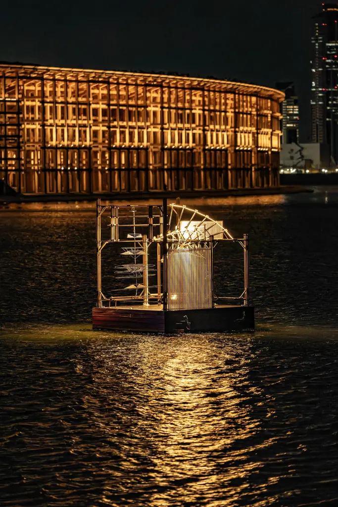 大阪・関西万博会場に​浮かぶ、​光る​鳥居の​正体は。​人と​宇宙の​調和を​表現した​水上の​空間彫刻作品群が​10月12日まで​展示中 画像 6