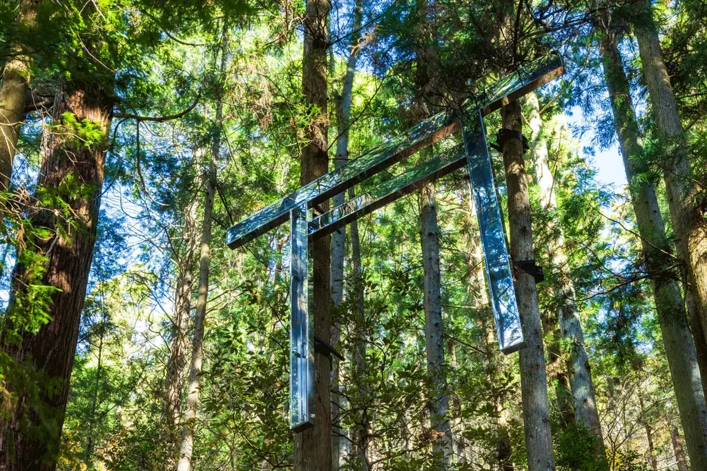 大阪・関西万博会場に​浮かぶ、​光る​鳥居の​正体は。​人と​宇宙の​調和を​表現した​水上の​空間彫刻作品群が​10月12日まで​展示中 画像 7