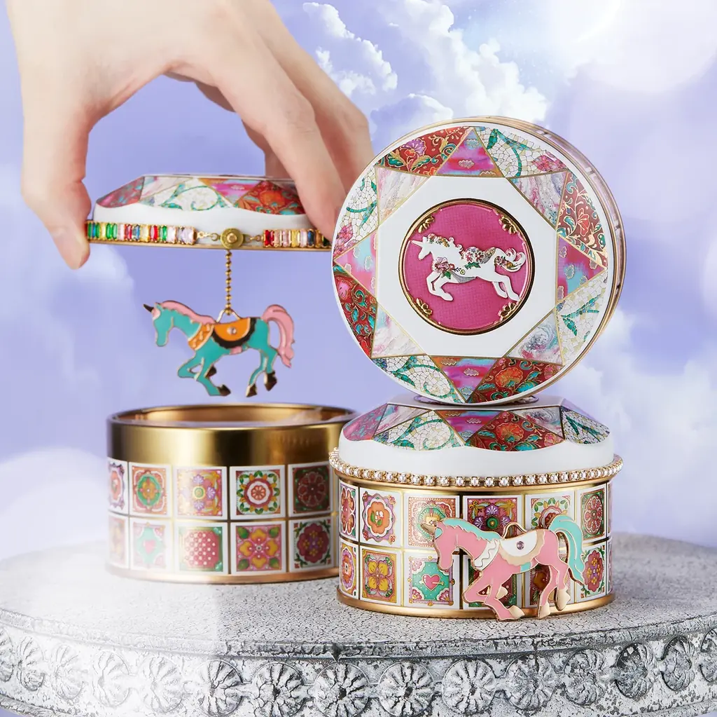 ユニコーンチャームがメリーゴーランドのように現れる、ミニチュアタイル×ユニコーン『ユニコーン缶』大丸東京店にて先行発売。缶用アクセサリーチェーンも初登場！ユニコーンに『羽』を描き込むペイントイベントも 画像 1