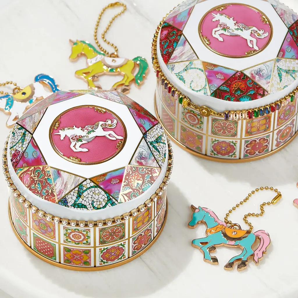 ユニコーンチャームがメリーゴーランドのように現れる、ミニチュアタイル×ユニコーン『ユニコーン缶』大丸東京店にて先行発売。缶用アクセサリーチェーンも初登場！ユニコーンに『羽』を描き込むペイントイベントも 画像 13