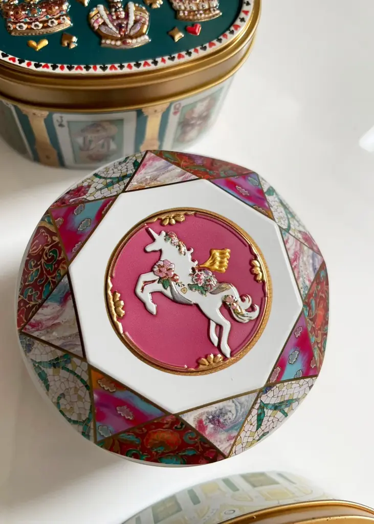 ユニコーンチャームがメリーゴーランドのように現れる、ミニチュアタイル×ユニコーン『ユニコーン缶』大丸東京店にて先行発売。缶用アクセサリーチェーンも初登場！ユニコーンに『羽』を描き込むペイントイベントも 画像 15