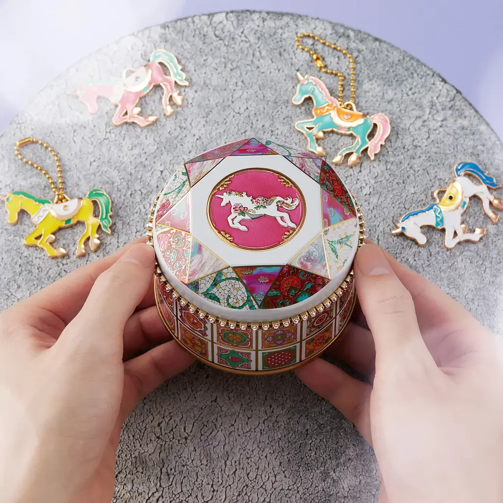 ユニコーンチャームがメリーゴーランドのように現れる、ミニチュアタイル×ユニコーン『ユニコーン缶』大丸東京店にて先行発売。缶用アクセサリーチェーンも初登場！ユニコーンに『羽』を描き込むペイントイベントも 画像 6