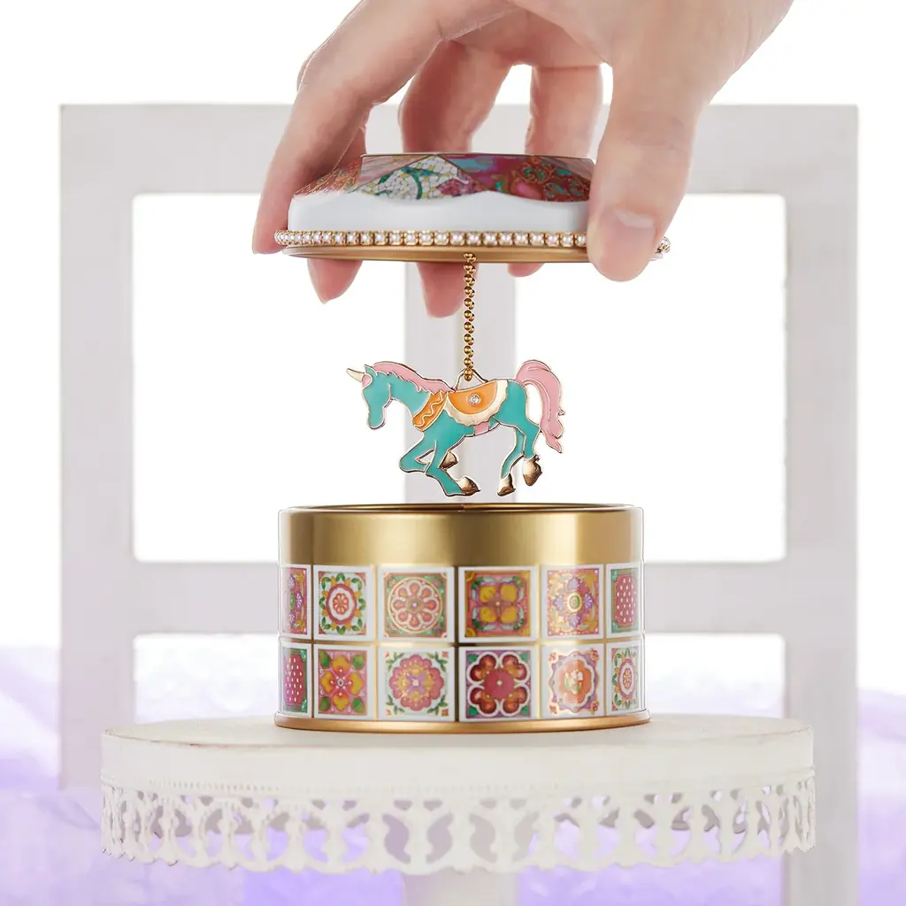 ユニコーンチャームがメリーゴーランドのように現れる、ミニチュアタイル×ユニコーン『ユニコーン缶』大丸東京店にて先行発売。缶用アクセサリーチェーンも初登場！ユニコーンに『羽』を描き込むペイントイベントも 画像 9