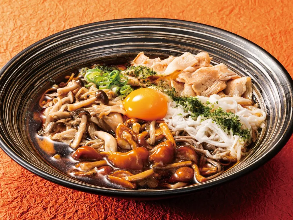 秋の味覚きのこたっぷり！とろ～り卵黄と千切りとろろが絡む「きのこの月見とろろそば」東京とろろそばに新登場 画像 2