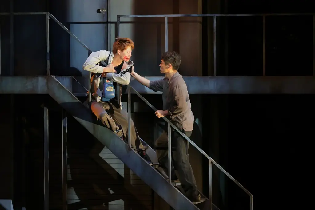 兵庫県立芸術文化センター開館20周年記念公演 舞台「明日を落としても」開幕! 演出：栗山民也、作：ピンク地底人3号 出演：佐藤隆太、牧島 輝、川島海荷、酒向 芳、尾上寛之、春海四方、田畑智子、富田靖子 画像 12