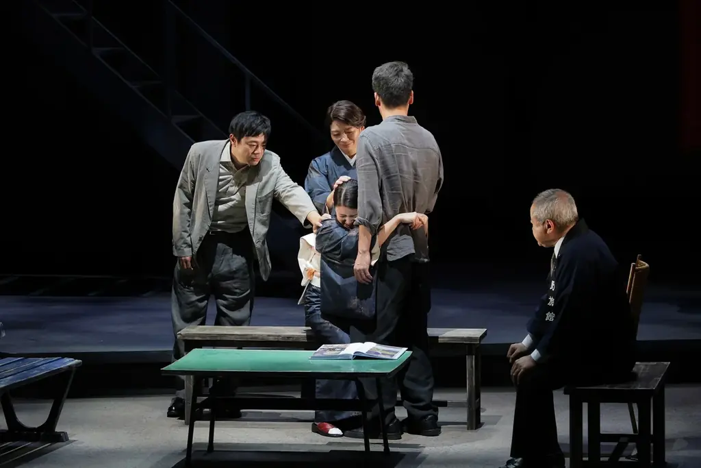 兵庫県立芸術文化センター開館20周年記念公演 舞台「明日を落としても」開幕! 演出：栗山民也、作：ピンク地底人3号 出演：佐藤隆太、牧島 輝、川島海荷、酒向 芳、尾上寛之、春海四方、田畑智子、富田靖子 画像 13