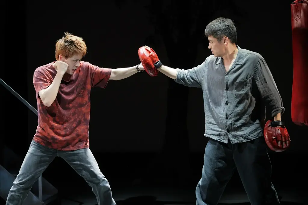 兵庫県立芸術文化センター開館20周年記念公演 舞台「明日を落としても」開幕! 演出：栗山民也、作：ピンク地底人3号 出演：佐藤隆太、牧島 輝、川島海荷、酒向 芳、尾上寛之、春海四方、田畑智子、富田靖子 画像 4