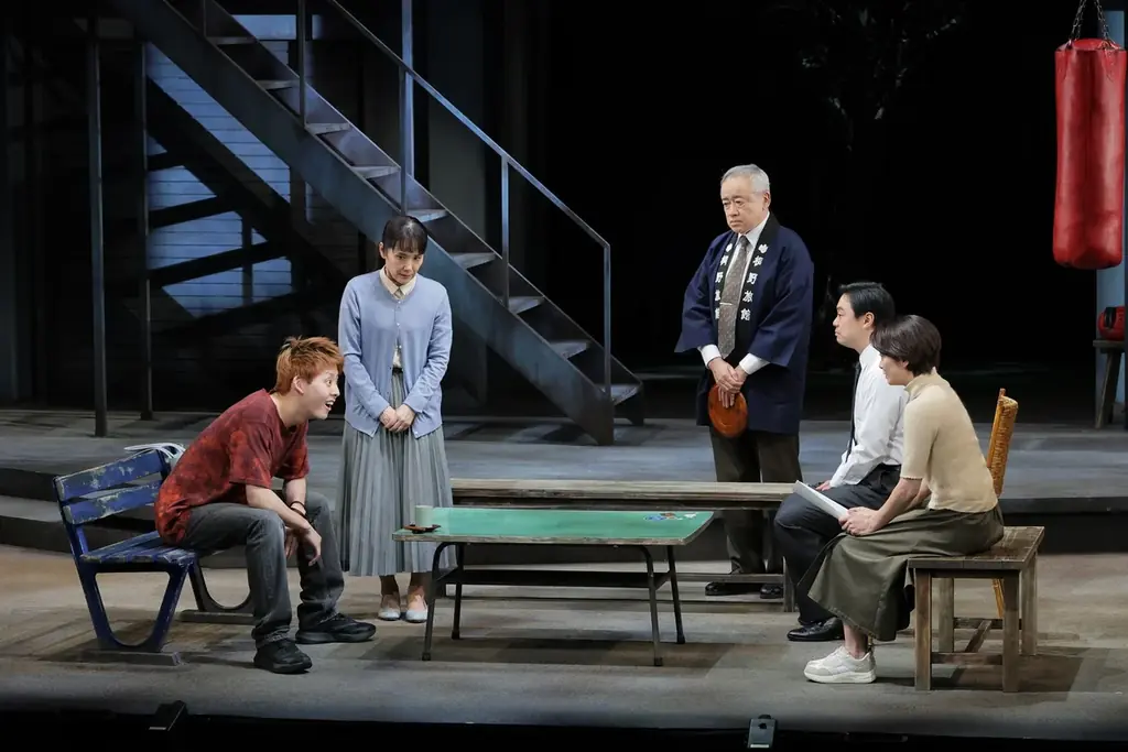 兵庫県立芸術文化センター開館20周年記念公演 舞台「明日を落としても」開幕! 演出：栗山民也、作：ピンク地底人3号 出演：佐藤隆太、牧島 輝、川島海荷、酒向 芳、尾上寛之、春海四方、田畑智子、富田靖子 画像 5