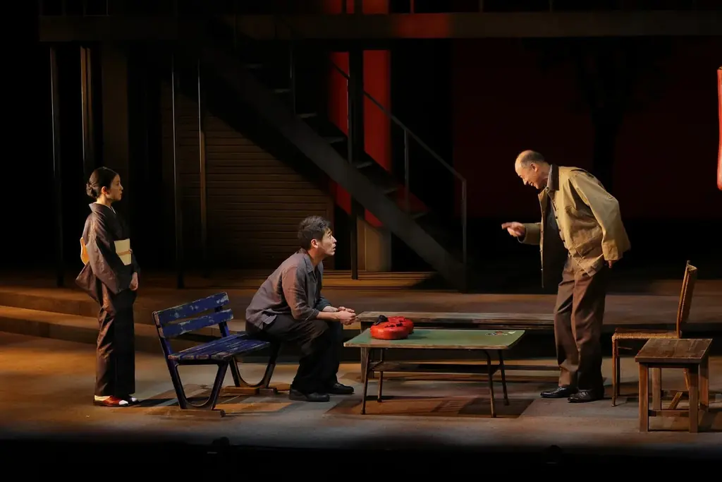 兵庫県立芸術文化センター開館20周年記念公演 舞台「明日を落としても」開幕! 演出：栗山民也、作：ピンク地底人3号 出演：佐藤隆太、牧島 輝、川島海荷、酒向 芳、尾上寛之、春海四方、田畑智子、富田靖子 画像 6