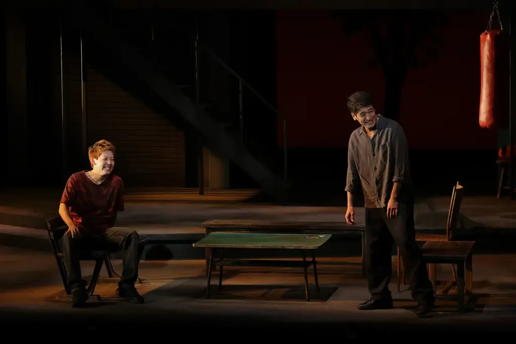 兵庫県立芸術文化センター開館20周年記念公演 舞台「明日を落としても」開幕! 演出：栗山民也、作：ピンク地底人3号 出演：佐藤隆太、牧島 輝、川島海荷、酒向 芳、尾上寛之、春海四方、田畑智子、富田靖子 画像 8