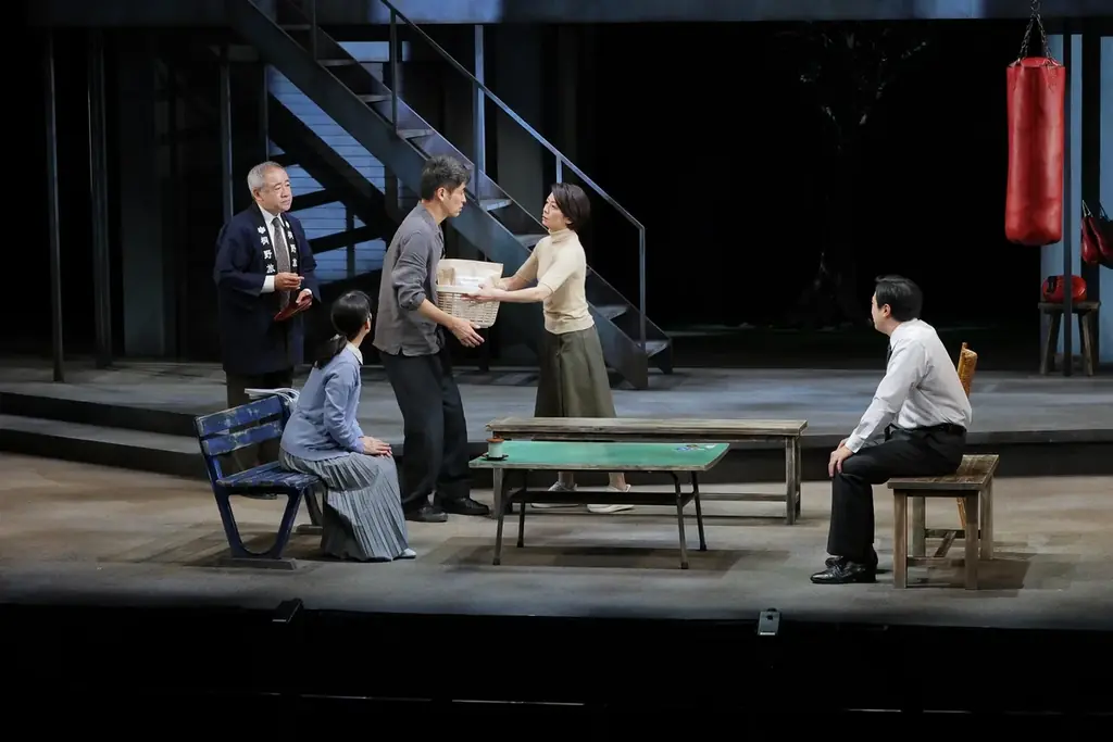 兵庫県立芸術文化センター開館20周年記念公演 舞台「明日を落としても」開幕! 演出：栗山民也、作：ピンク地底人3号 出演：佐藤隆太、牧島 輝、川島海荷、酒向 芳、尾上寛之、春海四方、田畑智子、富田靖子 画像 9