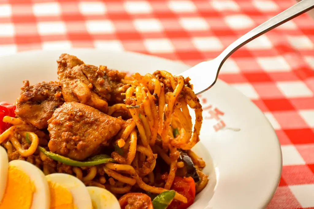 【スパゲッティーのパンチョ】人気No.1メニューがパワーアップして復刻！創業16周年記念・期間限定メニュー「ゴロっとチキンのカレーナポ」を10月16日（木）に発売 画像 2