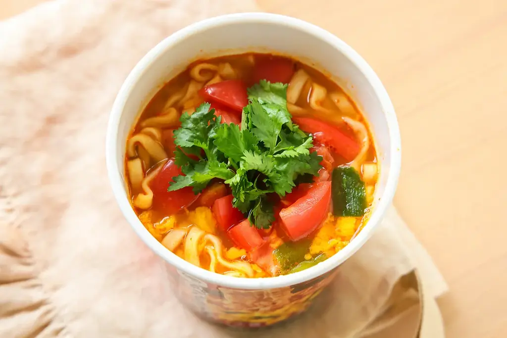 ファミマル史上過去最大級！あさりの旨みと女性に人気の「旨辛」で仕立てる「ファミマル あさりとキムチ味 チゲうどん」 10月14日（火）新発売楽しみ方も広がる料理研究家考案アレンジレシピも公開 画像 10