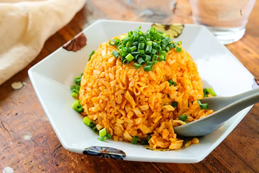 ファミマル史上過去最大級！あさりの旨みと女性に人気の「旨辛」で仕立てる「ファミマル あさりとキムチ味 チゲうどん」 10月14日（火）新発売楽しみ方も広がる料理研究家考案アレンジレシピも公開 画像 5