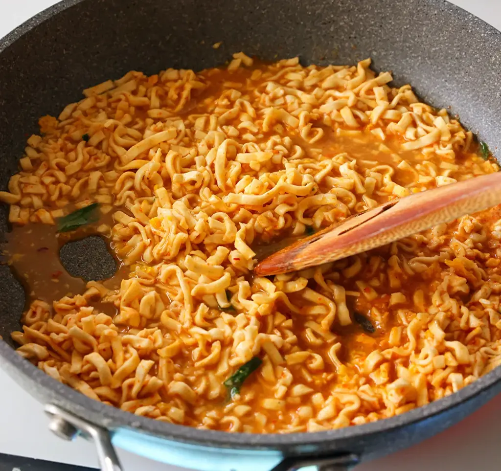 ファミマル史上過去最大級！あさりの旨みと女性に人気の「旨辛」で仕立てる「ファミマル あさりとキムチ味 チゲうどん」 10月14日（火）新発売楽しみ方も広がる料理研究家考案アレンジレシピも公開 画像 8