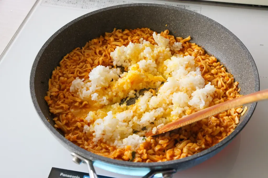 ファミマル史上過去最大級！あさりの旨みと女性に人気の「旨辛」で仕立てる「ファミマル あさりとキムチ味 チゲうどん」 10月14日（火）新発売楽しみ方も広がる料理研究家考案アレンジレシピも公開 画像 9