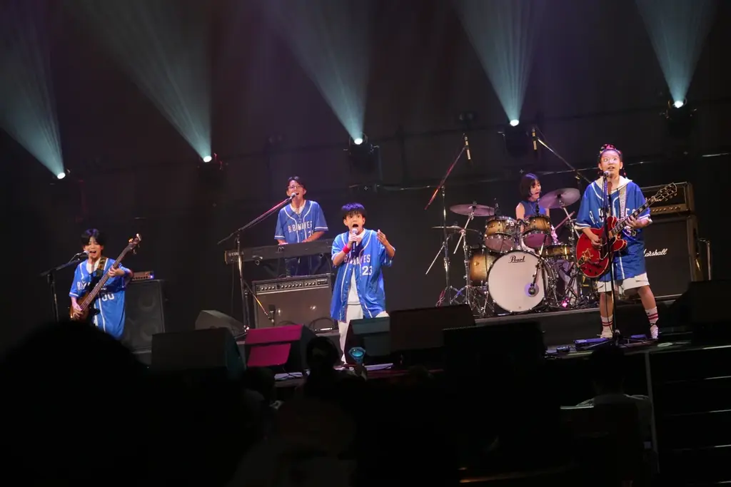 沖縄アクターズスクールメンバーがMAXのデビュー30周年を記念した「MAX 30th LIVE CONTACT 2025 Ways To Go 〜Come on B.B.WAVES〜」​へ出演！ 画像 2