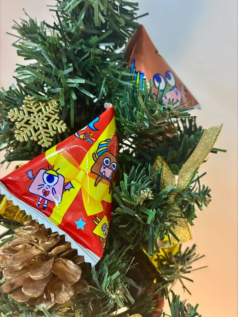 クリスマスツリーに飾っても可愛い♪約24分の１サイズのチロルチョコ！「プチロル〈クリスマスパック〉」新発売！ 画像 4
